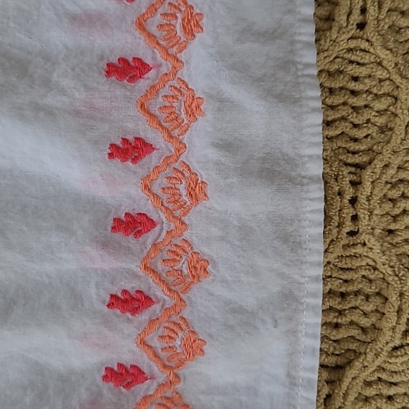 Vineyard Vines White, Pink, and Orange Medallion Embroidered Top - Size XS - Picture 6 of 10